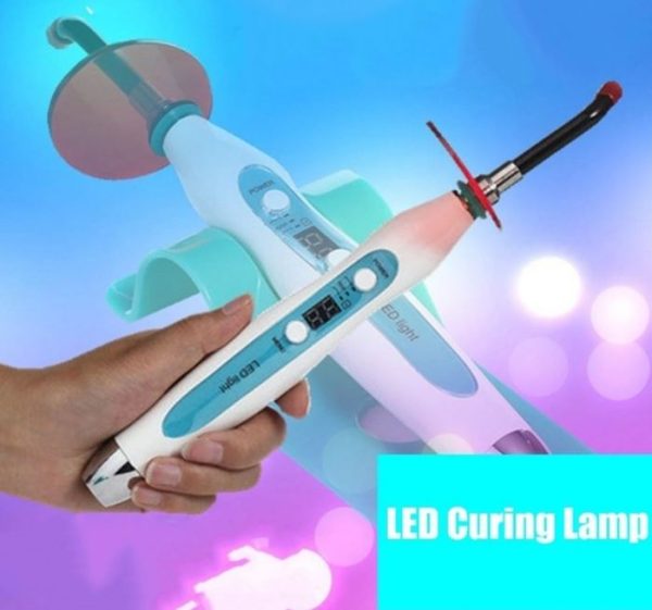 Lampada LED per fotopolimerizzazione dei compositi